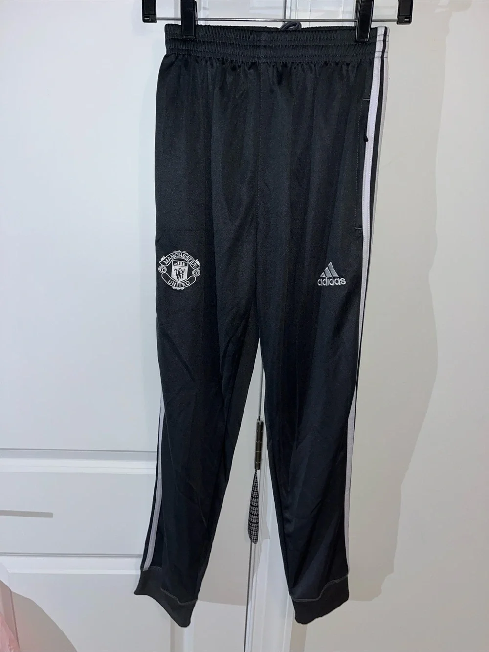 Gray Manchester United ADIDAS Men’s Soccer sweatpants Track Pants S (Youth XL)